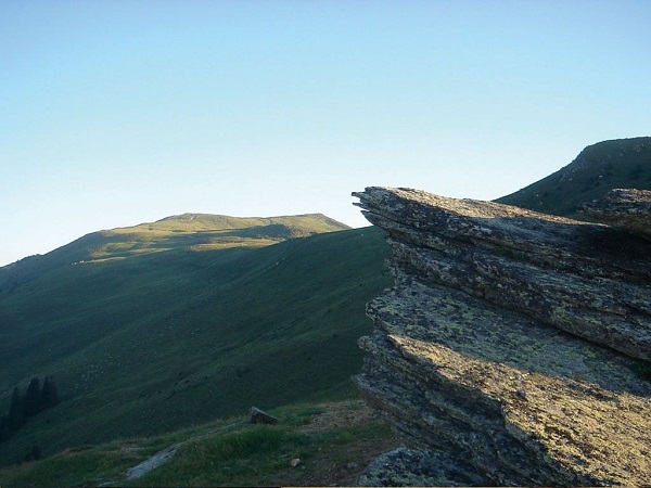 Blick vom Menhier auf den Gipfel des Weltenberges Mirnock